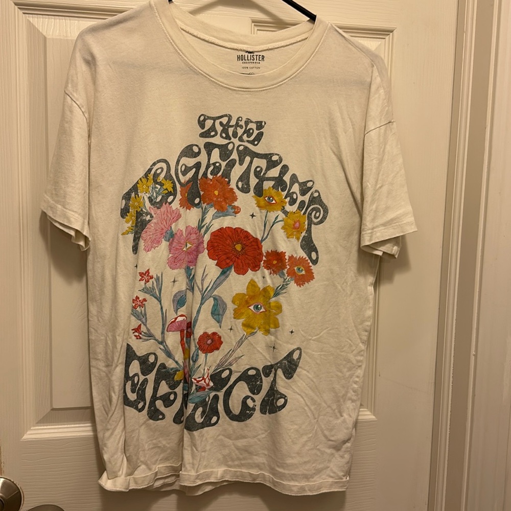 Hollister graphic tee